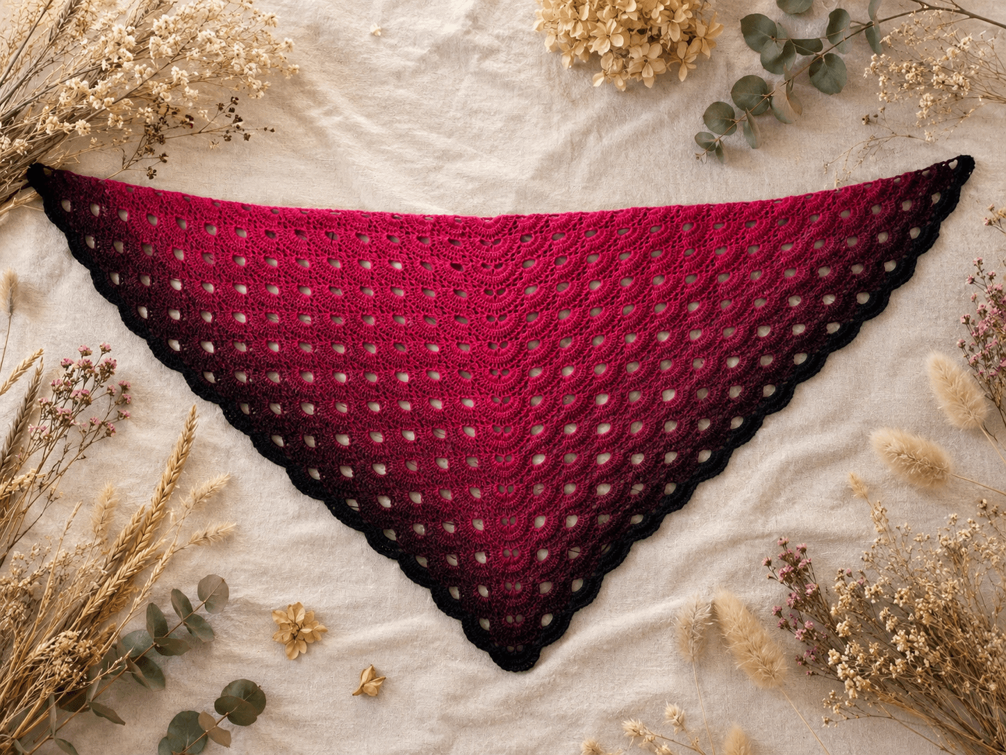Châle crocheté à la main posé sur du lin naturel
